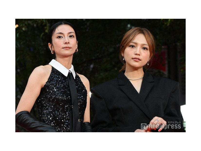 柴咲コウ、川口春奈（C）モデルプレス