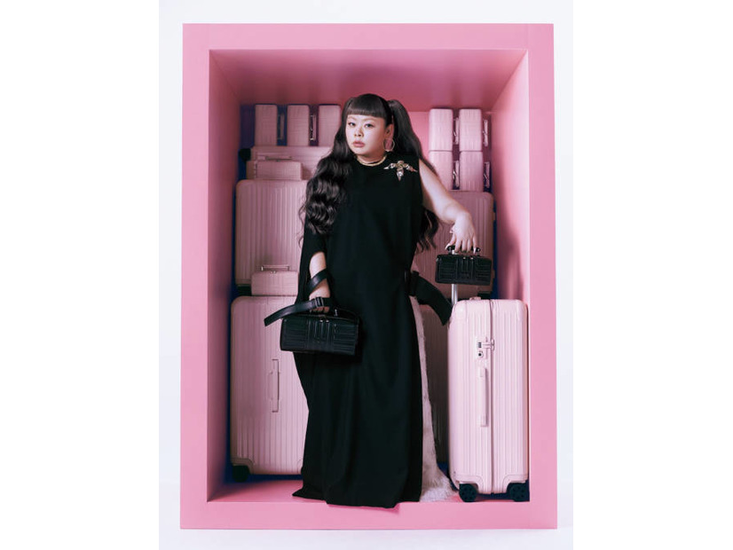 渡辺直美、モードなブラックのドレス姿を披露！個性を活かしたスタイリングで唯一無二の存在感が光る