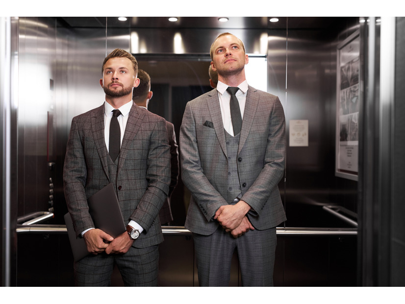 「気まず！」エレベーターで上司に遭遇。何を話せばいい！？【できる大人のビジネス会話術】