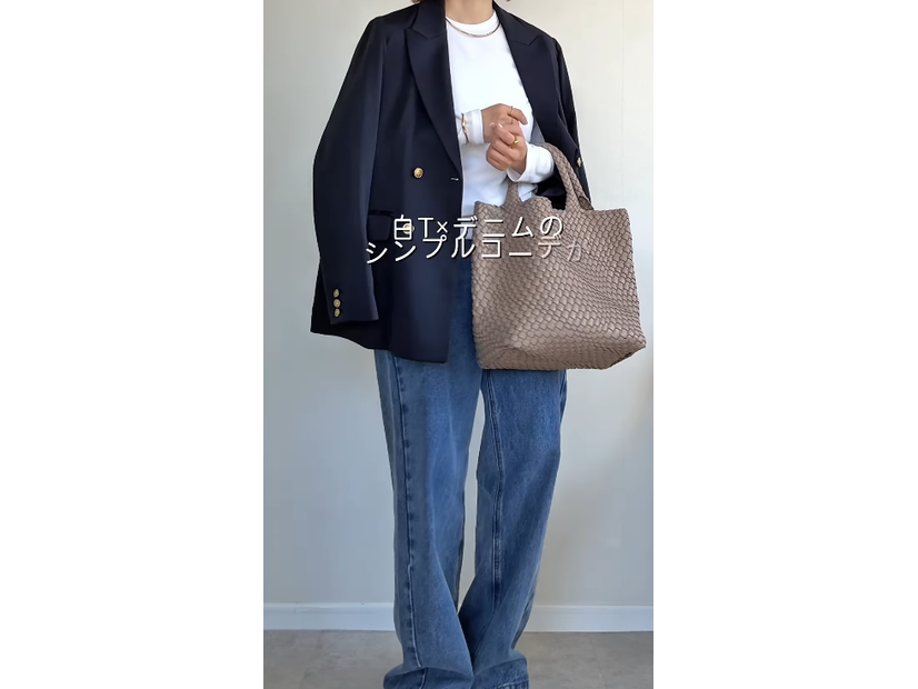 投入すべきは、ゴールドアクセ！【ユニクロ】クルーネックT×デニム×ジャケットを格上げする着こなし術【40代の毎日コーデ】