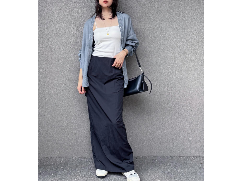 グレーデニムもやわらか素材ならレディライク。×黒スカートでつくる大人の抜け感カジュアル【40代の毎日コーデ】