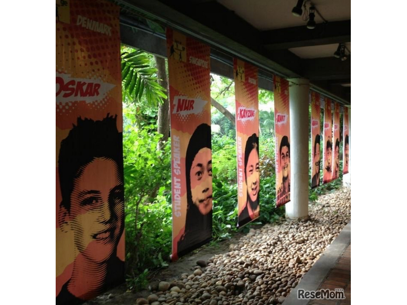 各国代発表者の子供たち、登壇者タペストリー