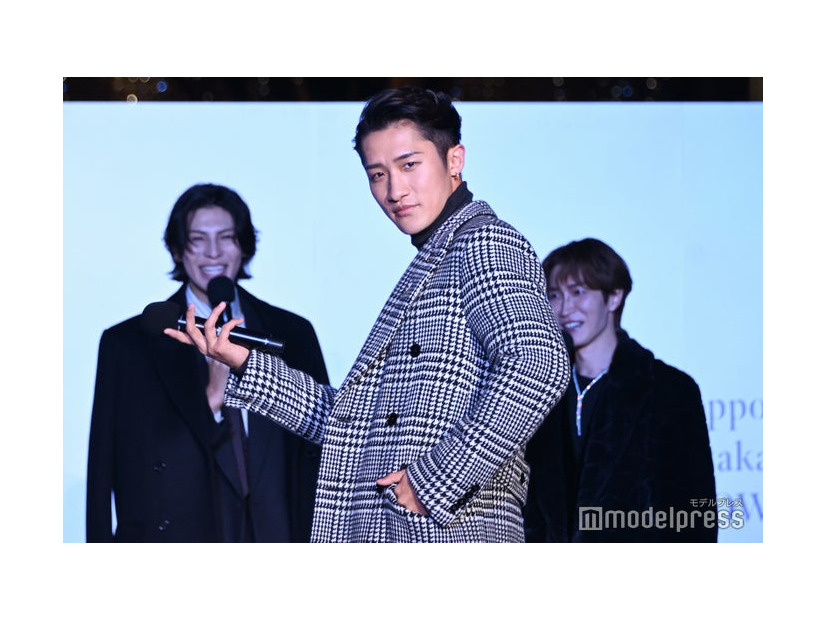 クールなランウェイを披露した岩本照を嬉しそうに見守るラウール、自身のランウェイを控え緊張した様子の渡辺翔太（C）モデルプレス