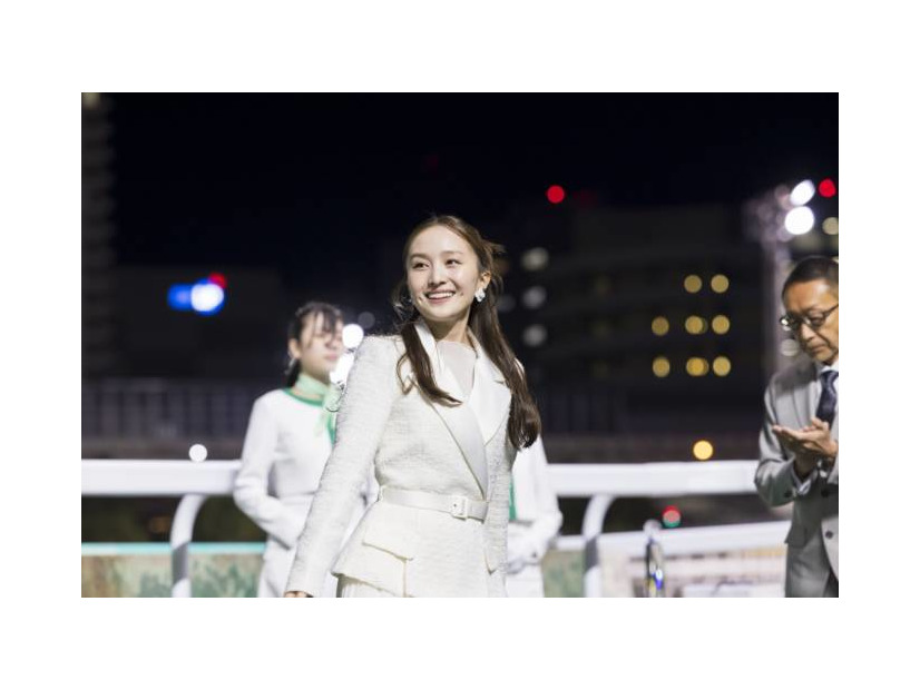 ももクロ百田夏菜子、美しい純白のドレス姿を披露！「JBC クラシック」表彰式で騎手らに花束を贈呈