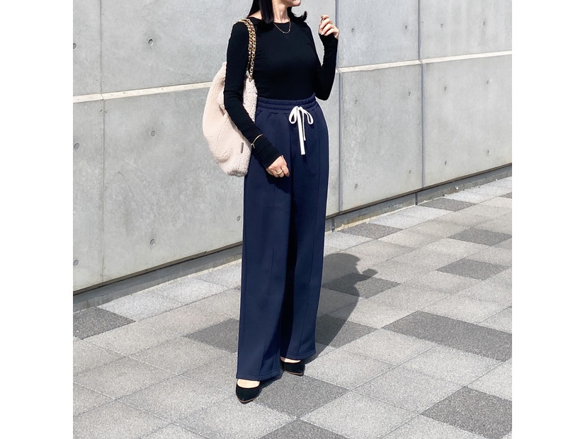トレンドの【ワイドスウェットパンツ】。大人のきれいめ着こなし正解例【40代の毎日コーデ】