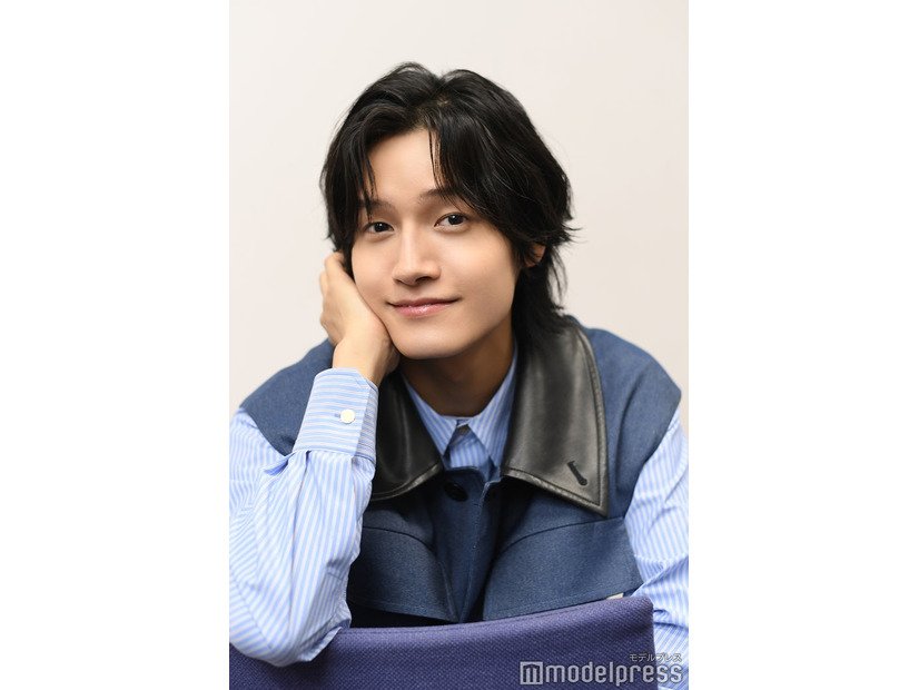 モデルプレスのインタビューに応じた佐野晶哉（C）モデルプレス