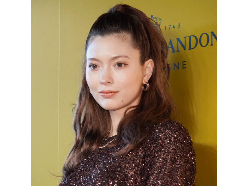 八木アリサ「何度もリピート」自然で上品な仕上がり！リピ使いベースメイクアイテム