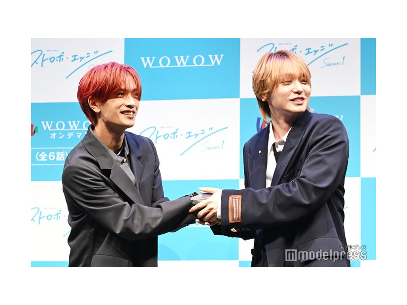 撮影初日になぜか高橋恭平の手をぎゅっと握ってしまったシーンを再現した伊野尾慧（C）モデルプレス