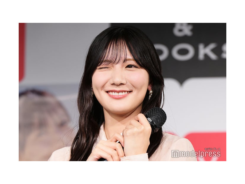 リクエストを受け、カメラに向かってウィンクを披露する河田陽菜（C）モデルプレス