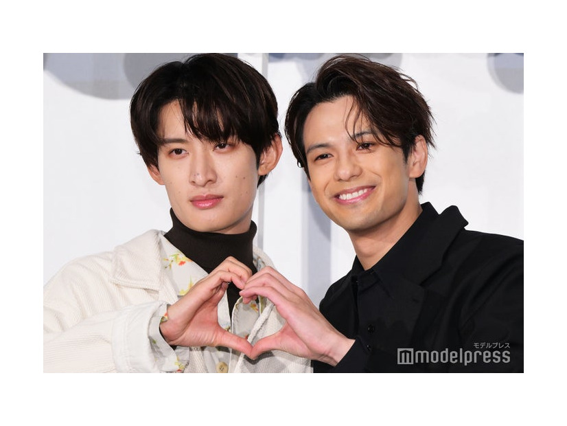 「（LOVE SONG）」 ⼤ヒット御礼舞台挨拶に出席した向井康二、森崎ウィン（C）モデルプレス