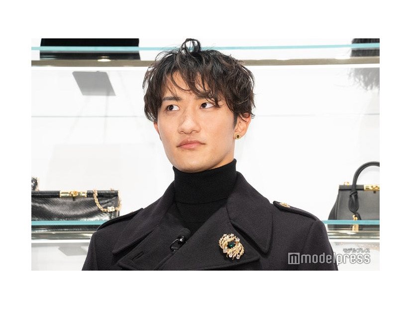 「ギフトを贈りたい相手は？」と聞かれ考える岩本照（C）モデルプレス