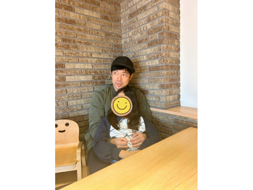 東貴博、10歳長女と“同じ場所・ポーズ”で思い出を再現！エモSHOTに反響「いいですね」「幸せなひととき」