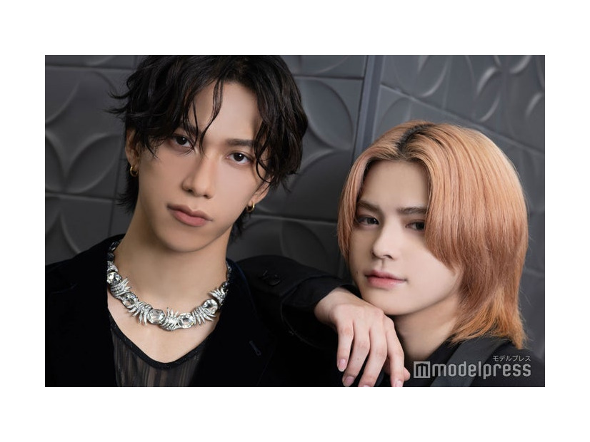 モデルプレスのインタビューに応じた池崎理人、松田迅（C）モデルプレス