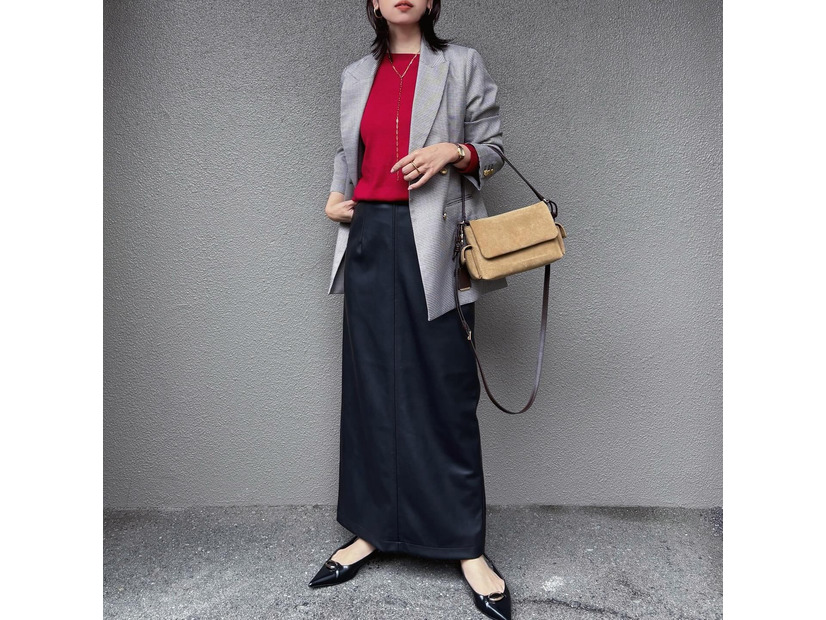 赤ニットが主役。柄ジャケット×タイトスカートの大人かっこいいオフィスコーデ【40代の毎日コーデ】