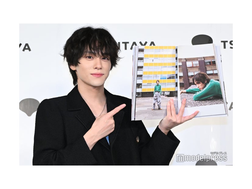 お気に入りカットを指す山下幸輝（C）モデルプレス