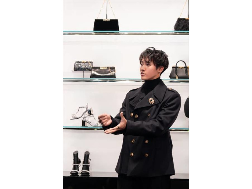 Snow Man岩本照、オールブラックのクールな装いを披露！メンバーに贈りたいプレゼントも明かす