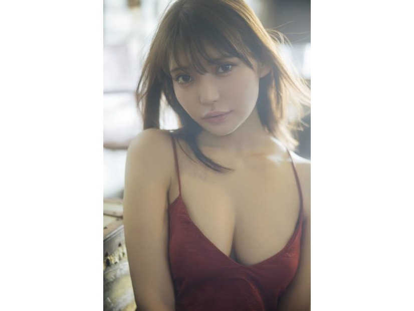 似鳥沙也加、美バストが眩しいキャミソールSHOTに釘付け！“体温と湿度”が伝わる最新作を2冊同時発売