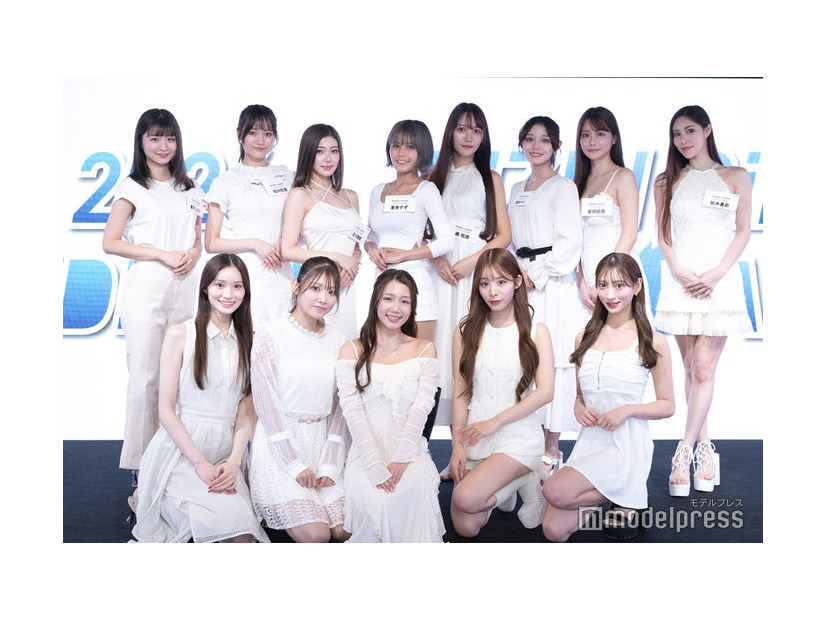 「RIZINガール2026」（前列左から）RIKO、出町杏奈、武井さら、花乃衣美優、塚越愛実（後列左から）倉沢しえり、石川花音、及川実結、夏芽すず、橘和奈、清水サニ、新田妃奈、松本真彩（C）モデルプレス