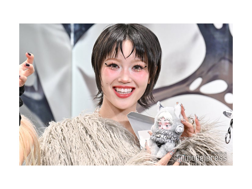 コラボアイテムを見せるCHISA（C）モデルプレス