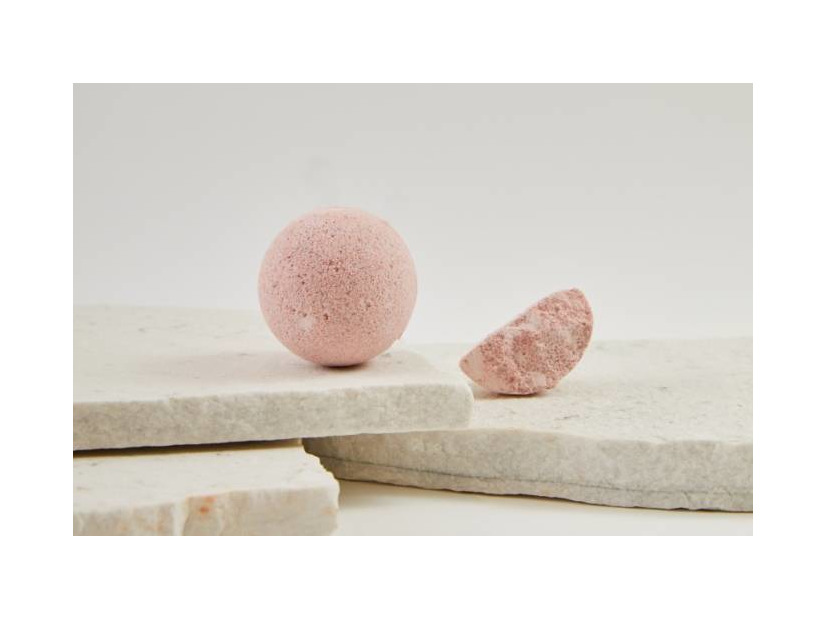 me john masters organics、ピンクの泡はじけて甘やかに香るバスボム登場