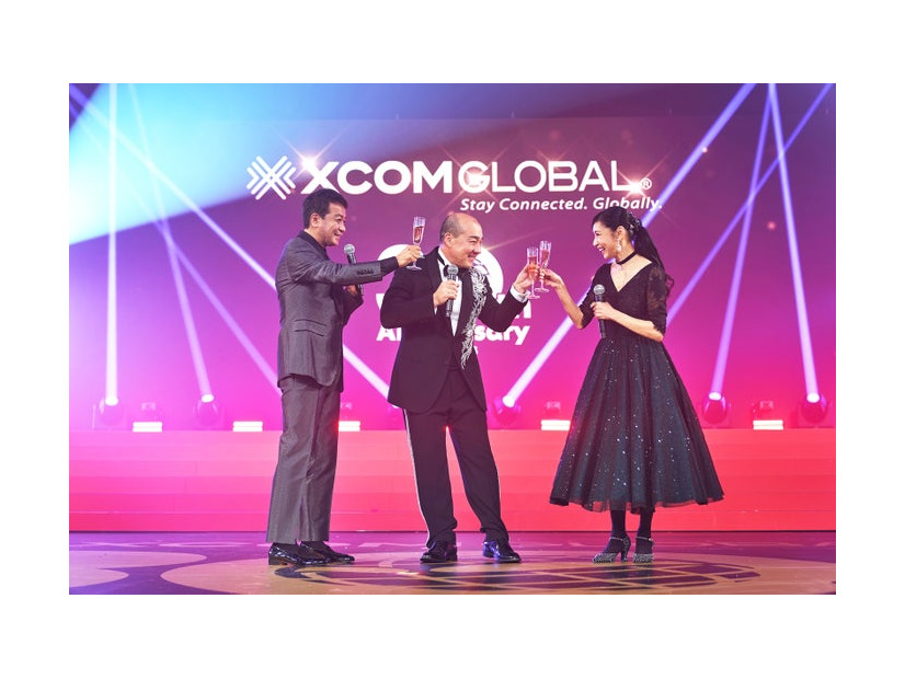 （左から）中山秀征、西村誠司氏、黒木瞳（提供素材）