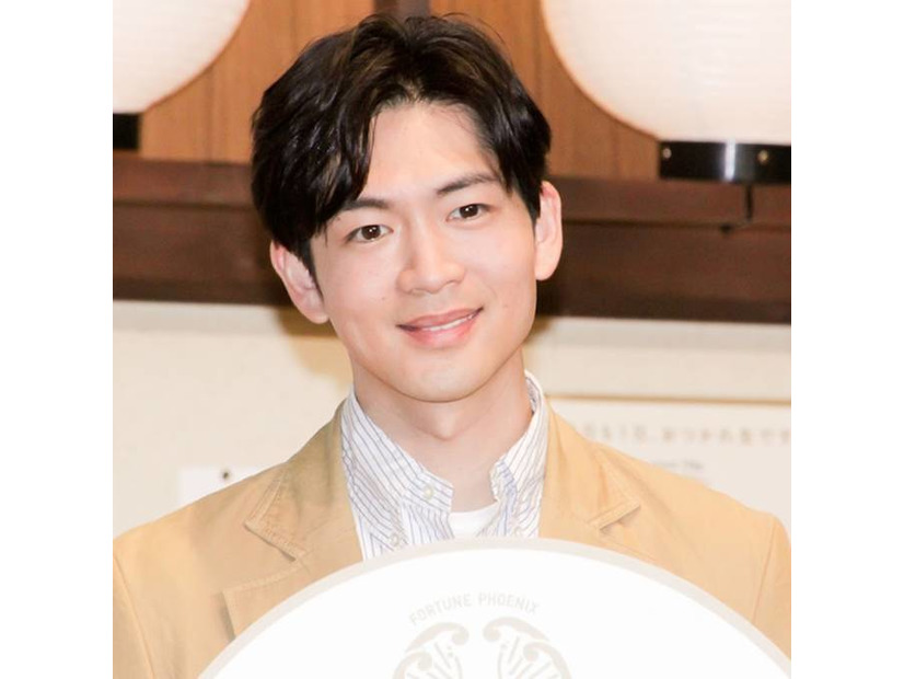 「髪切ってる！」松下洸平、コート姿のカメラ目線SHOTにファンうっとり「お肌もとーっても綺麗」