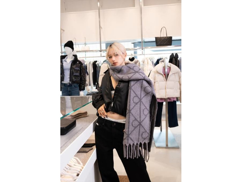 山本舞香、ほっそりお腹チラリのオールブラックコーデを披露！夫とのホリデーの過ごし方も明かす