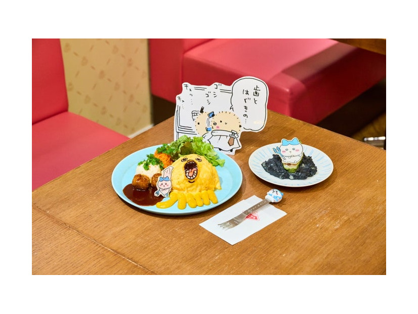 ハチワレ討伐成功！ドライカレーオムライス1,980円、ハチワレのピーマンの肉詰め880円（C）nagano