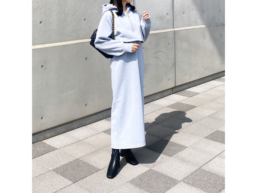 スウェットのカジュアルをきれいめに昇華！爽やかさ満点の着こなし【40代の毎日コーデ】