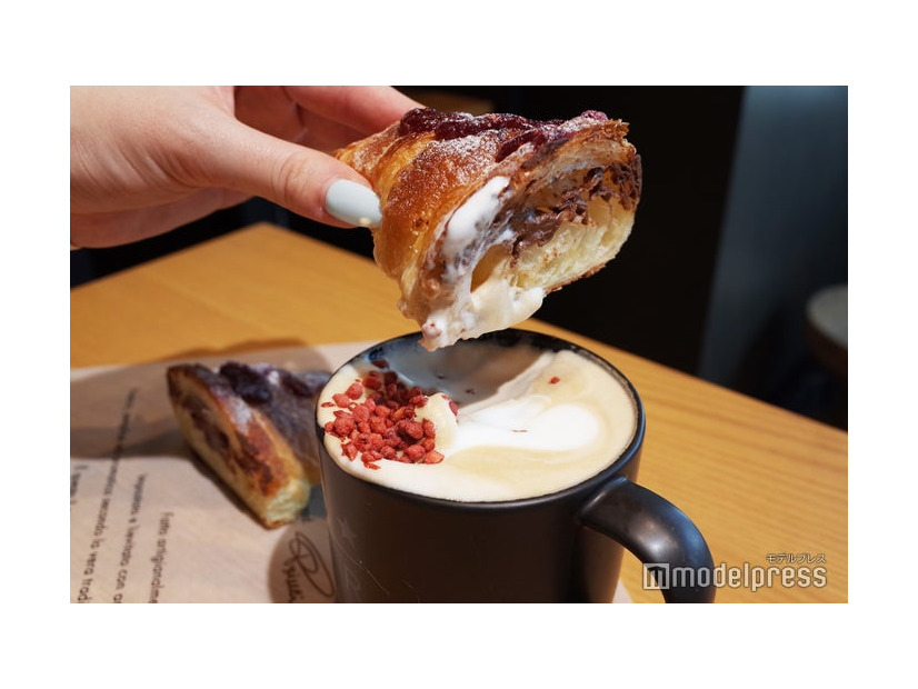 コルネッティ ラズベリーチョコレート、ストロベリー ラベンダー ラテ（C）モデルプレス