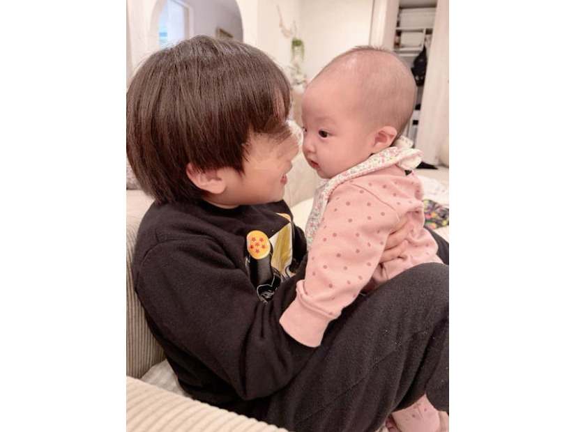 辻希美、“癒しの2人”三男＆次女のふれあいSHOTにメロメロ「可愛すぎて胸痛いぃ～」