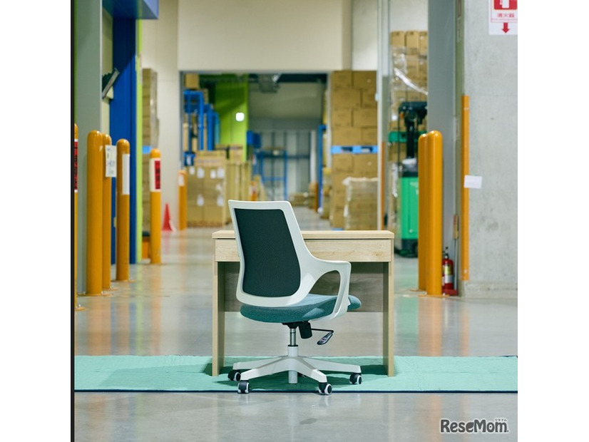 提供する奨学家具の一例（デスク＆チェア）