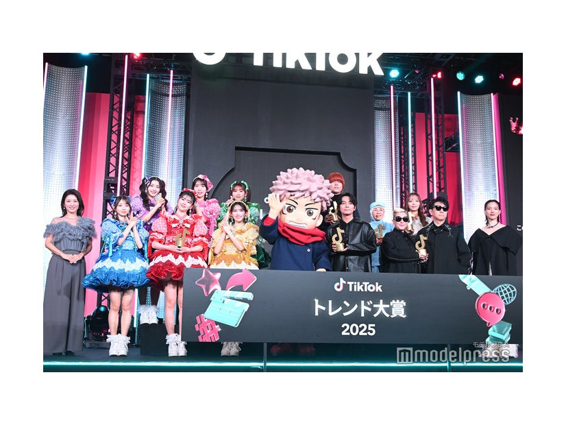 「TikTokトレンド大賞2025」に出席した（左から）宇賀なつみアナ、超ときめき宣伝部、虎杖悠仁、榎木淳弥、OKARAT工場長、舘野はづき氏、m-flo、のん（C）モデルプレス