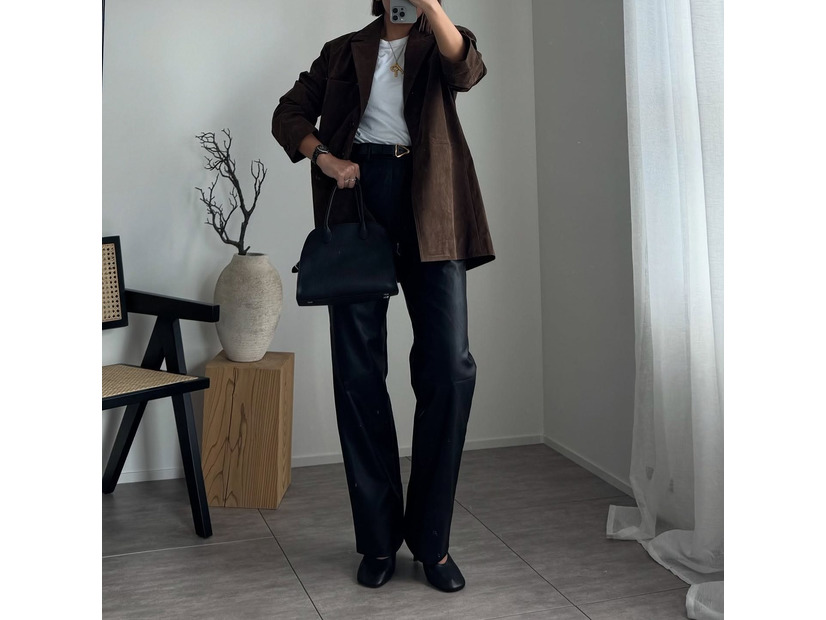 こなれ感たっぷりのレザーパンツが主役！今季流行のブラウンを合わせたクールな着こなし【40代の毎日コーデ】