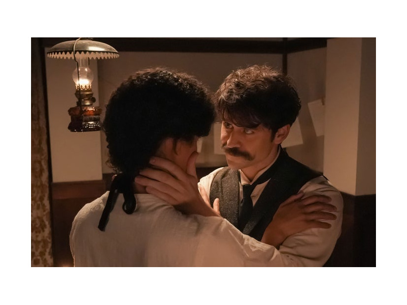 ミーシャ・ブルックス、トミー・バストウ「ばけばけ」第53話（C）NHK