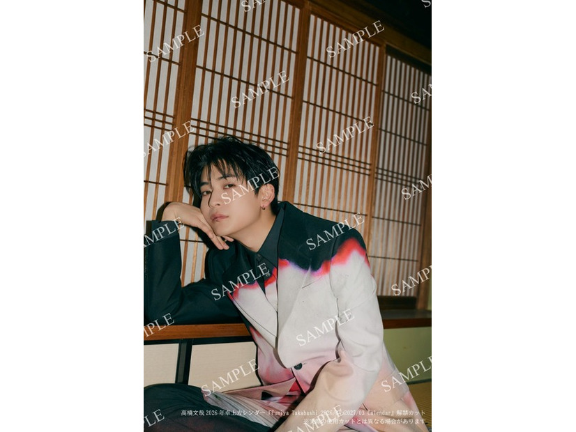 高橋文哉2026年卓上カレンダー　(C)KADOKAWA／写真：三瓶康友