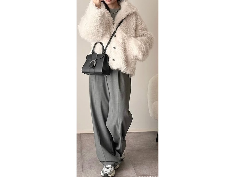 羽織るだけで旬の着こなしが完成。シャギーファーアウターを大人っぽく着こなすコツとは【40代の毎日コーデ】