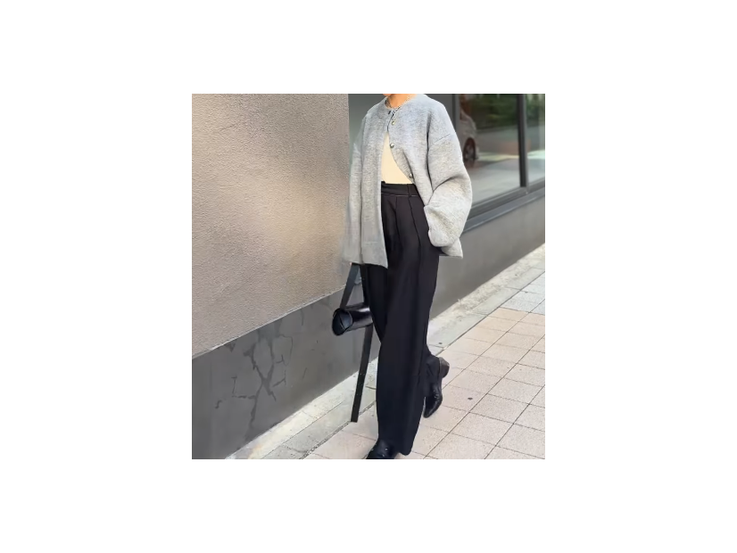 二枚目カーデを選ぶなら、遊び心をプラスして。配色カーディガンで作る大人のコーディネート 【40代の毎日コーデ】