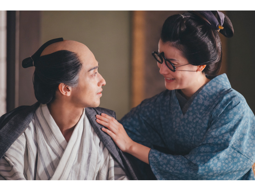 「拍子木、聞こえねぇんだけど」48歳で散った江戸のメディア王・蔦屋重三郎。それぞれの「天罰」「救済」そして瀬川のその後。“べらぼう”最終回が描いた「夢噺」とは【NHK大河『べらぼう』第48回】