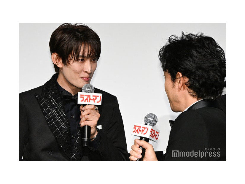 目黒蓮より「かっこいい」とアピールする向井康二（C）モデルプレス