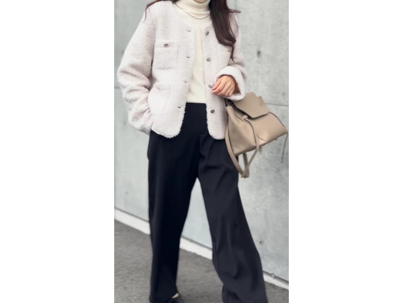 白のふわもこ素材を大人が着るなら……。 きれいな雰囲気をキープした冬らしいジャケットコーデ術【40代の毎日コーデ】