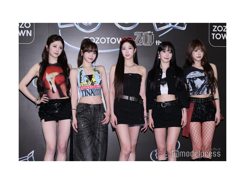 LE SSERAFIM／ （左から）HUH YUNJIN（ホ・ユンジン）、KIM CHAEWON（キム・チェウォン）、KAZUHA（カズハ）、SAKURA（サクラ）、HONG EUNCHAE（ホン・ウンチェ）（C）モデルプレス