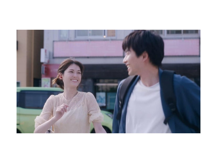 松村沙友理、白洲迅「今日もふたり、スキップで」（C）NTT DOCOMO, INC