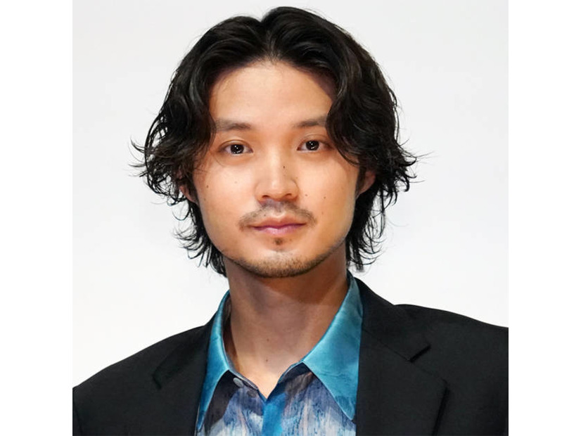 磯村勇斗、Snow Man深澤辰哉との笑顔2SHOTにファン歓喜「強火ふかたつ担」「愛強めで好き」