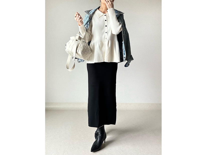 さりげなくお腹をカバー。ペプラムニットとGジャンで作る大人の甘辛ミックススタイル【40代の毎日コーデ】