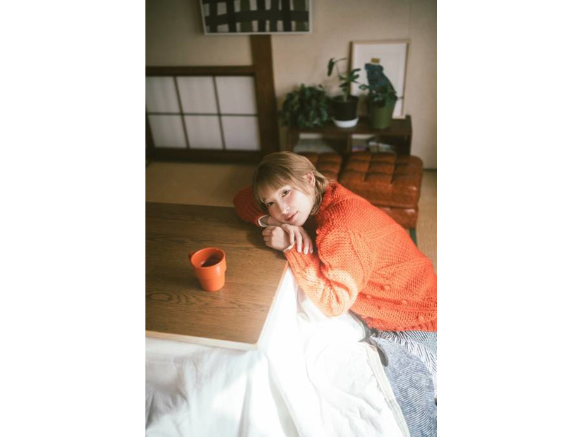 南條愛乃、こたつに入ってのんびりリラックス！日常感のあるナチュラルSHOTを披露