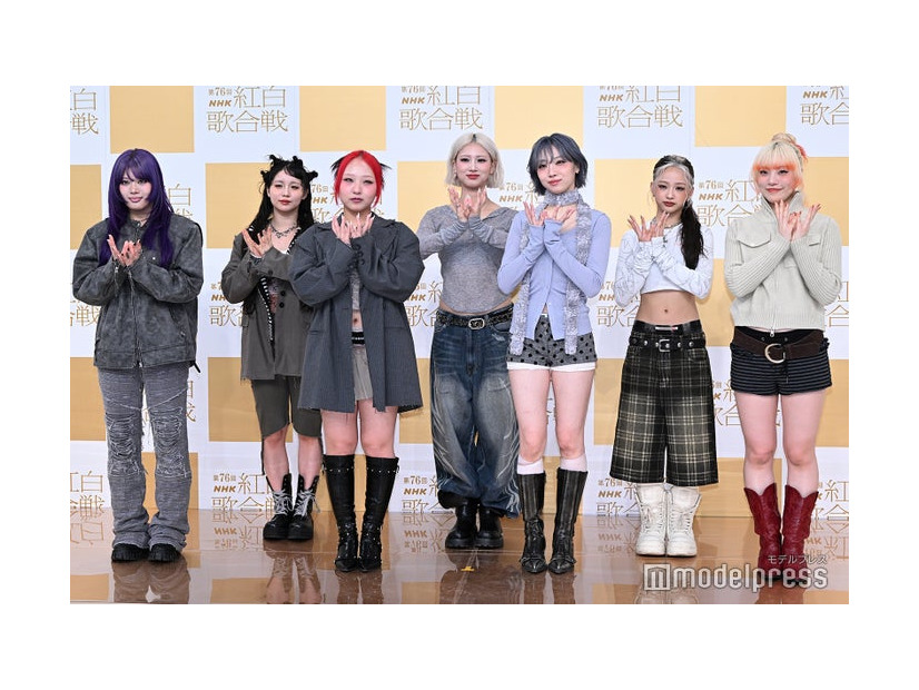 （後列左から）KOHARU（コハル）、MOMOKA（モモカ）、YURI（ユリ）（前列左から）NAOKO（ナオコ）、CHIKA（チカ）、JISOO（ジス）、MAHINA（マヒナ）／HANA（C）モデルプレス