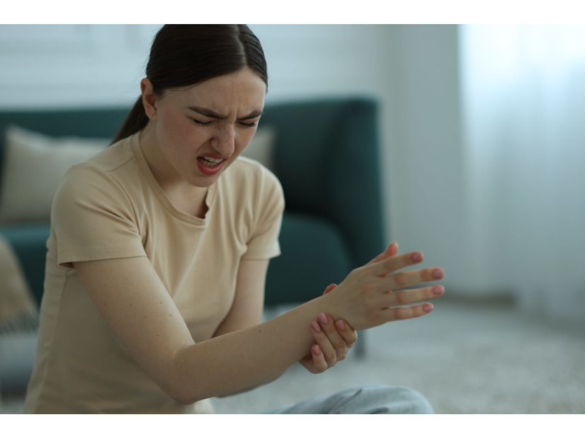 53歳、指の痛みを訴えても医師は「様子を見ましょう」と言うばかり。HRTに踏み切れなかった私の選択は【2025年ベスト記事セレクション】