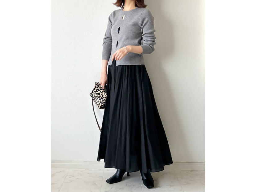 細リブニットで作る大人の甘辛モノトーンと体型カバー法【40代の毎日コーデ】