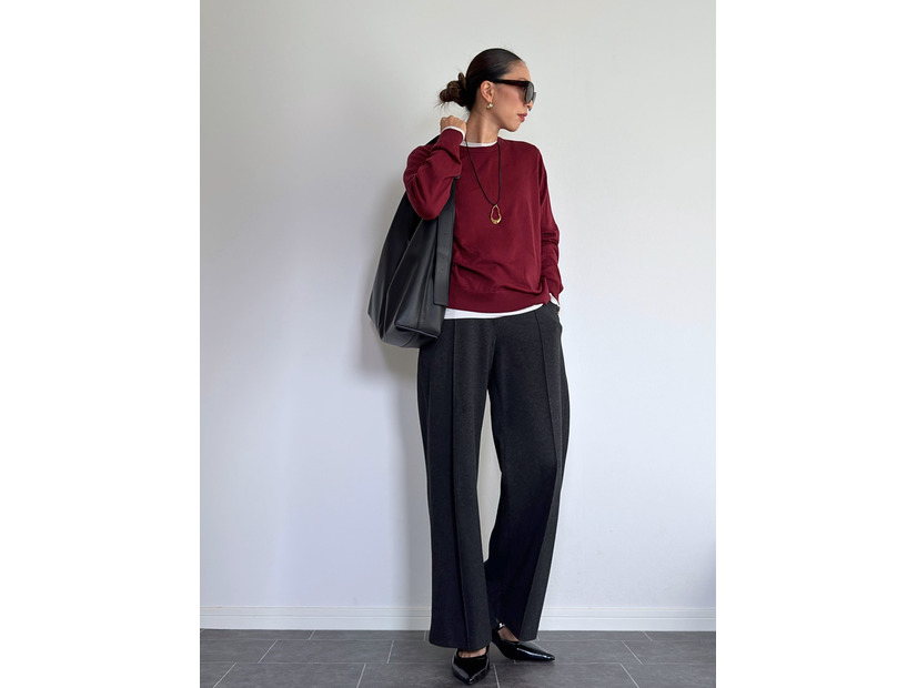 全身【ユニクロ】。おしゃれ色ニット×ワイドパンツをバランスよく彩るレイヤードテクとは【40代の毎日コーデ】